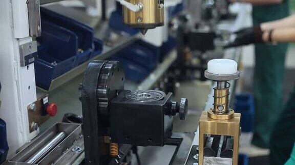 在机器上加工金属零件的工人工业设备