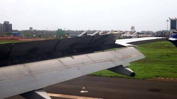 一架航班在印度果阿的达布利姆国际机场降落