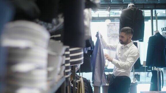 拉丁美洲男子在男装店挑选衬衫