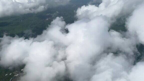在印度农村的浓密云层中飞行