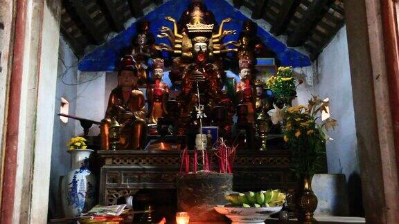 在亚洲的寺庙里有佛像
