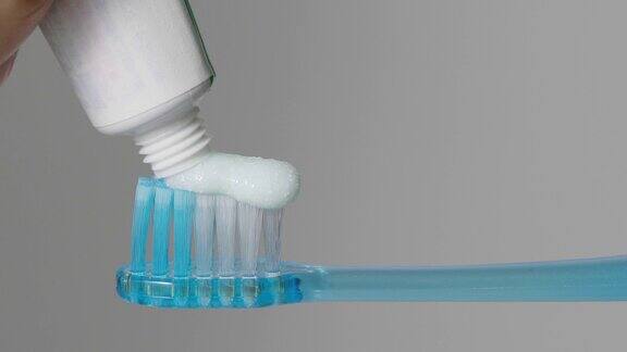 把牙膏放在牙刷上