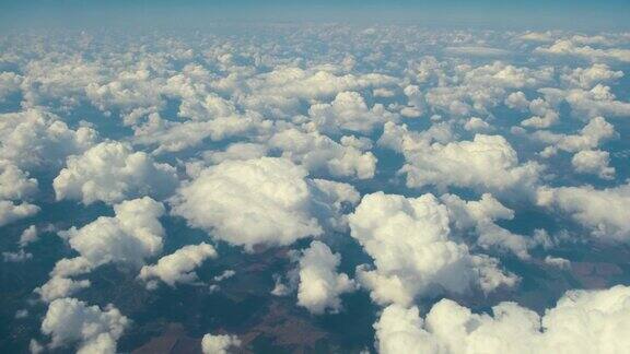 在晴朗的日子从飞机窗口俯瞰白云