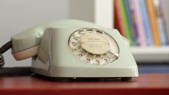 拨号和使用老式电话在办公室或家庭内部