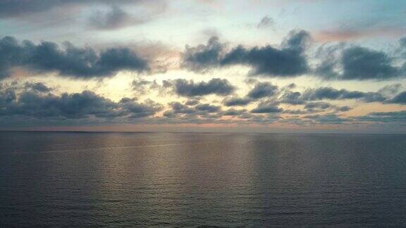拉脱维亚波罗的海日落后的海上静风龙
