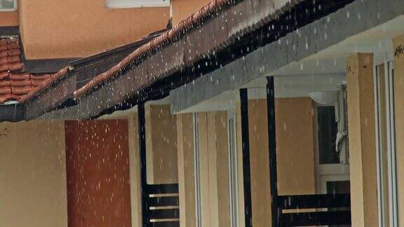 屋顶上的大雨