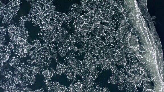 冬天的阿尔泰山浮冰漂浮在比亚河上鸟瞰图