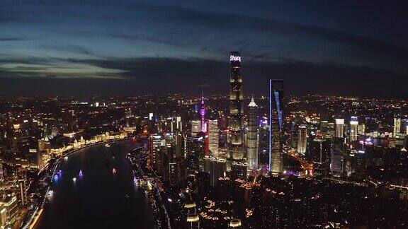 日落时上海地平线的鸟瞰图