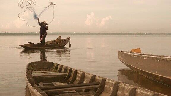 渔民正在用渔网捕鱼