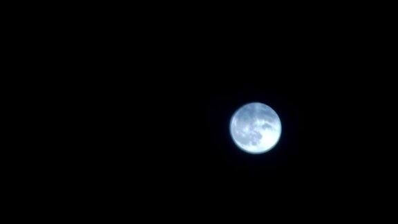 孤独明亮的月盘与许多环形山照亮了漆黑的夜空午夜时分