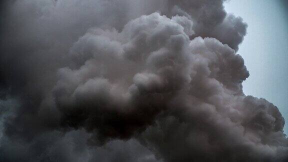 工厂里冒出的烟雾造成的空气污染