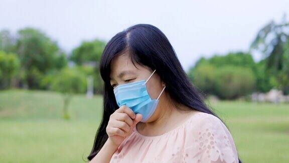 戴着医用口罩咳嗽的妇女