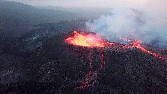 盖尔丁加代尔法格拉达斯火山喷发的画面