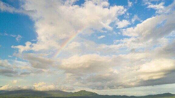 Hyperlapse4KAmazingRainbowaftertherainovertheforest云时间流逝山景彩虹在山和戏剧性的云