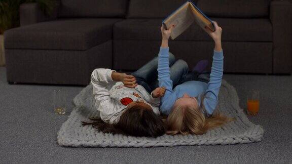 顽皮的孩子们在地板上看书
