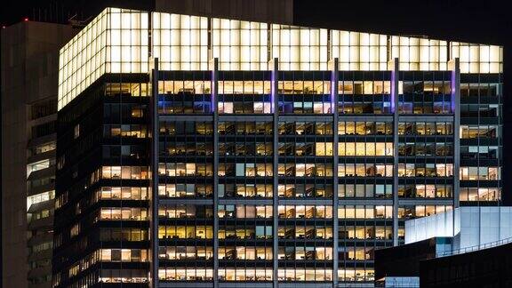 延时办公窗口之夜在美国波士顿城市为晚工作