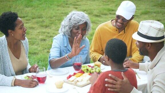 几代非裔美国家庭在野餐桌上
