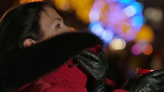 侧视图的特写成年白人妇女站在咖啡杯户外和固定外套一位中年妇女晚上在市集上休息电影4kProRes总部