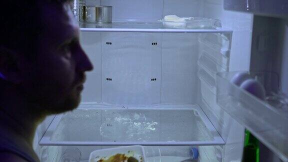 在冰箱里找食物的人那家伙吃了冰箱里剩下的食物拿了一瓶啤酒