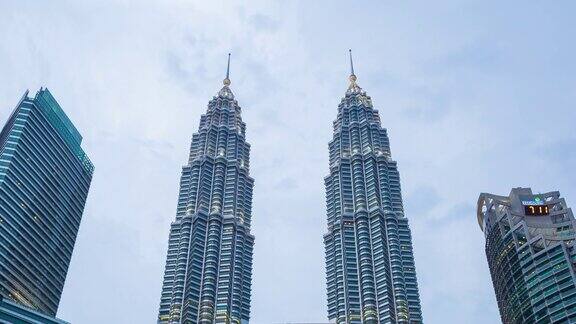 从白天到夜晚:马来西亚国家石油公司的双子塔