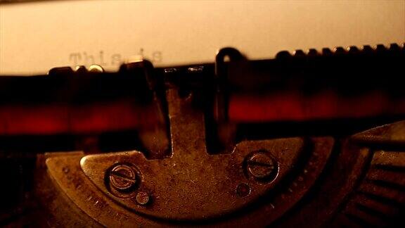 用旧打字机打字