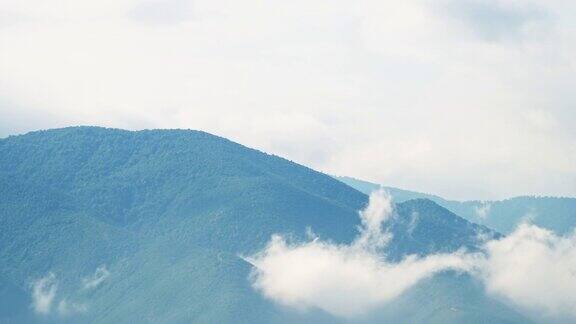 时光流逝云雾翻滚反衬山峰