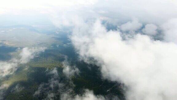 高山峻岭透过云层俯瞰大地