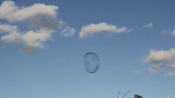 肥皂泡和白云一起漂浮在蓝天上
