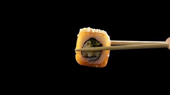 寿司生鱼片浦城和夜拍的微距镜头典型的日本菜包括米饭、鲑鱼或金枪鱼、虾和浸在酱油中的鱼卵