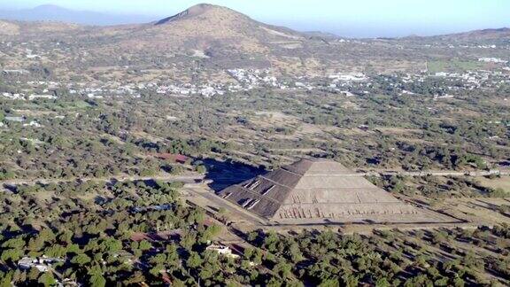 日出时特奥蒂瓦坎金字塔的鸟瞰图墨西哥的古城