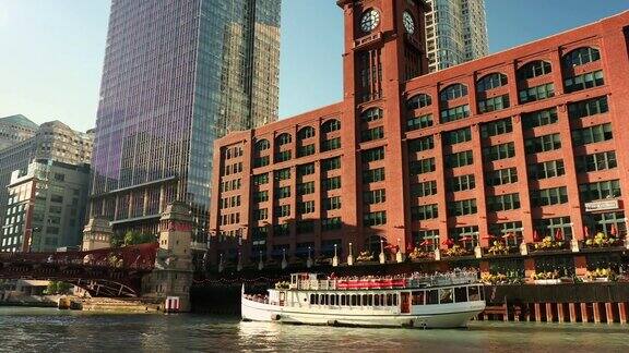 芝加哥的城市景观和河上的渡船
