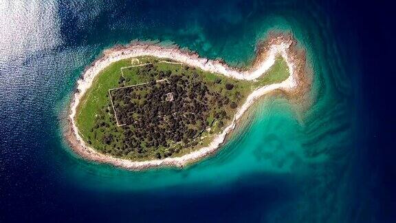 顶部鸟瞰图小沙漠鱼形状的岛屿加兹在布里朱尼岛伊斯特里亚克罗地亚