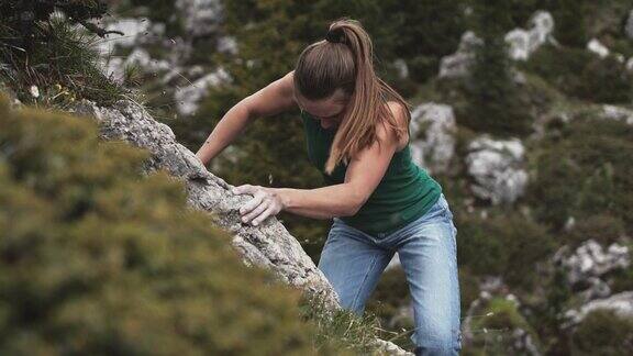 自信的女性在周末攀岩