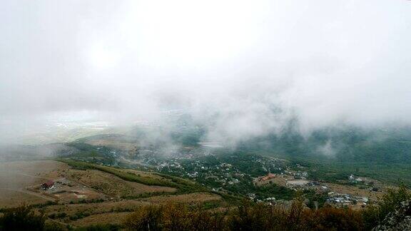 云漂浮在山村的上空