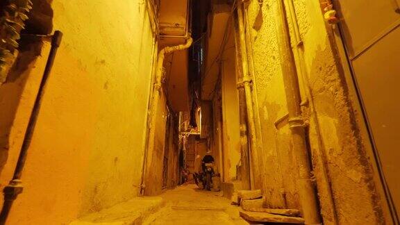 印度德里狭窄的后街慢镜头移动拍摄