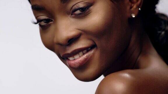 微笑非洲民族妇女面部皮肤护理