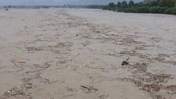 强季风雨导致斯瓦特河洪水泛滥