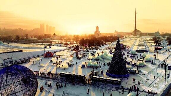 新年的莫斯科与冰城与滑梯一棵圣诞树
