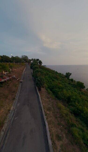 垂直视频4k飞热带岛山海黄昏乡村路