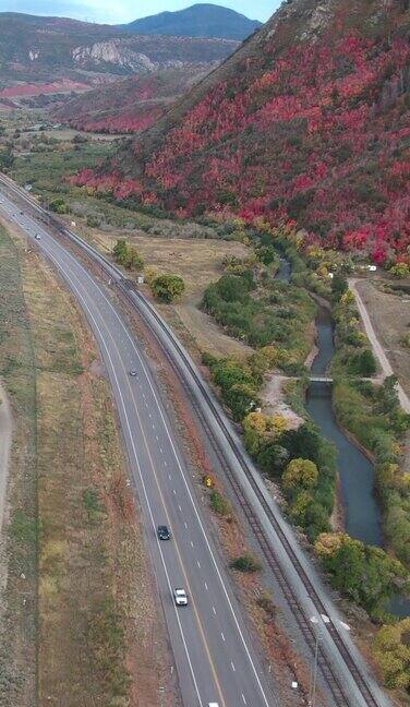 一个秋天的下午无人机拍摄了犹他州西班牙福克附近繁忙的6号高速公路