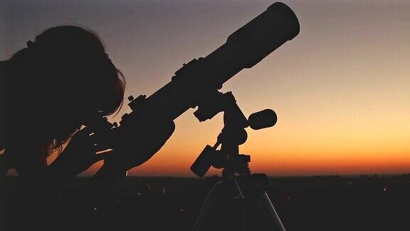 用望远镜看星星的女孩