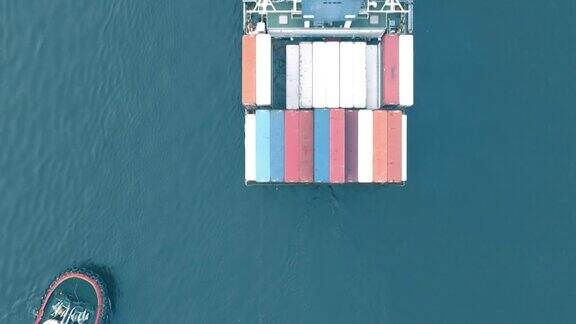 装载货物集装箱的货船的俯视图