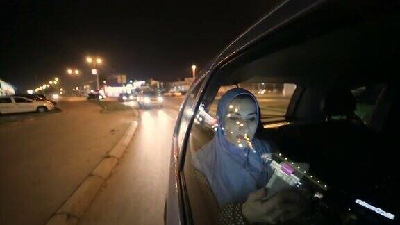 现代阿拉伯妇女晚上乘坐出租车