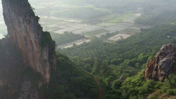 无人机拍摄的泰国松卡库哈山清晨浓雾弥漫的农田