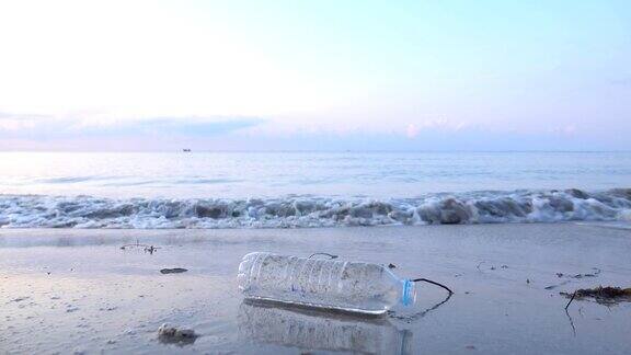 沙滩上的塑料瓶
