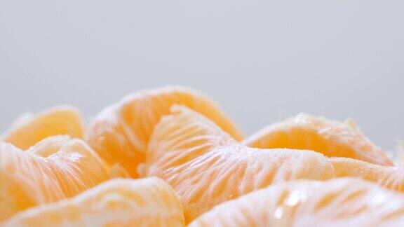 柑橘剥皮美味多汁水果慢倾斜4K