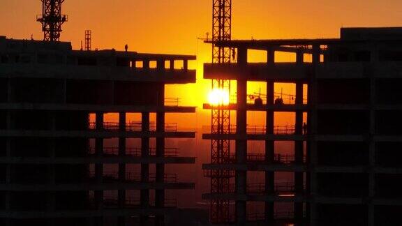 日落时摩天大楼建筑工地的鸟瞰图
