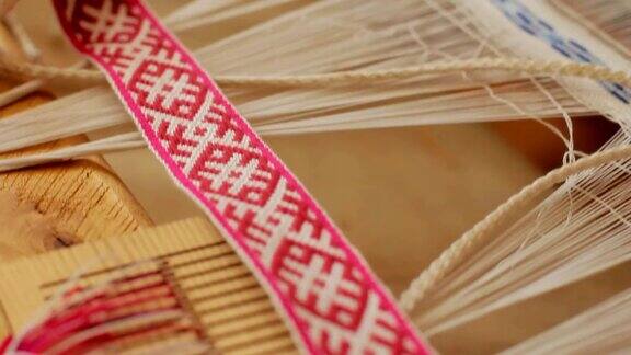 织造机制造亚麻纱线花型运行中的织布机