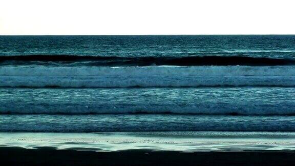 海滩上的波浪