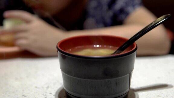 日本餐厅的寿司和味噌汤
